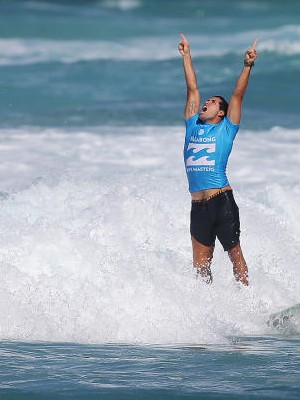Adriano de Souza, o Mineirinho, aponta para o céu após conquistar título mundial (Foto: WSL / Laurent Masurel) Adriano de Souza, o Mineirinho, aponta para o céu após conquistar título mundial (Foto: WSL / Laurent Masurel)