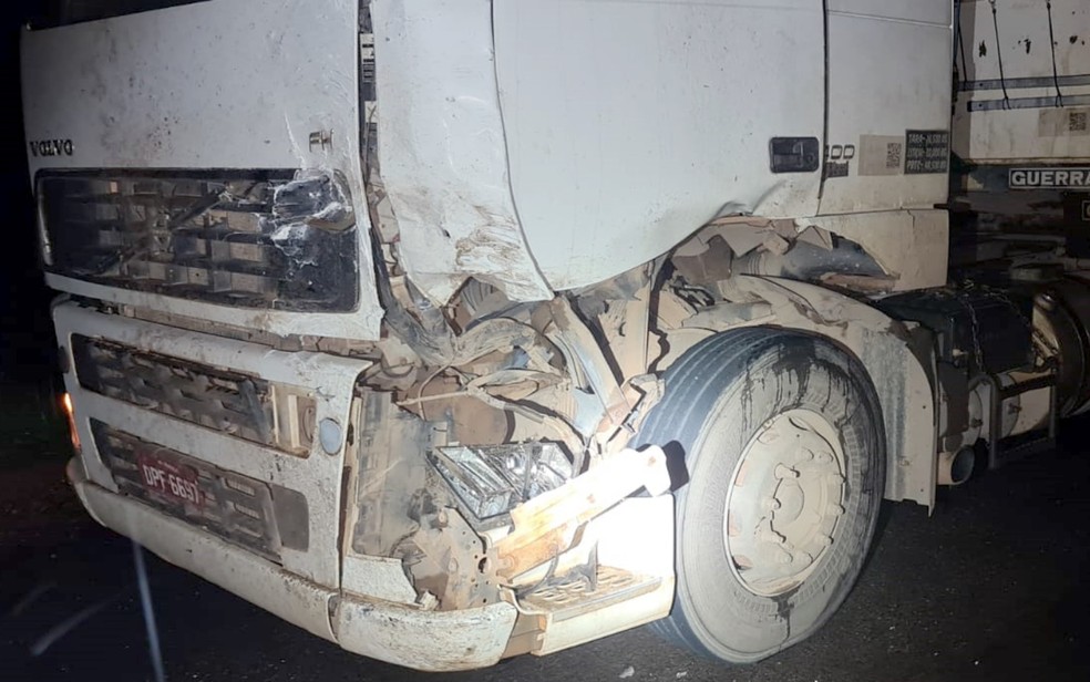 Frente de caminhão fica destruída após acidente na BR-158, em Jataí, Goiás — Foto: Reprodução/TV Anhanguera