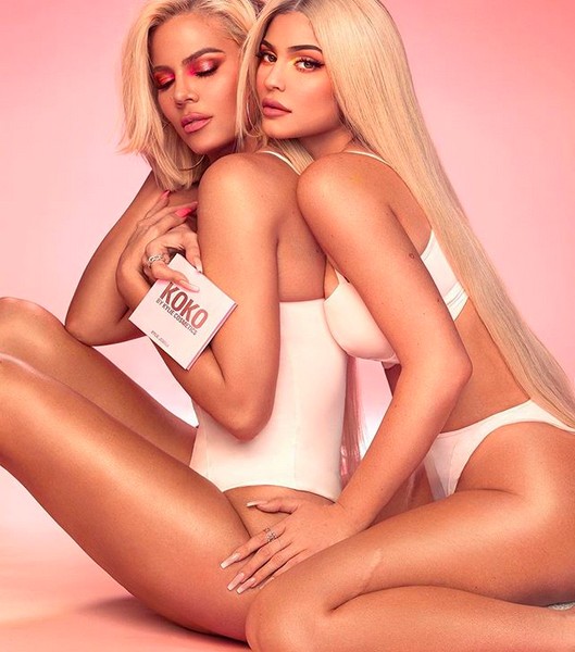 A foto polêmica e bastante criticada protagonizada por Khloé Kardashian e Kylie Jenner (Foto: Instagram)