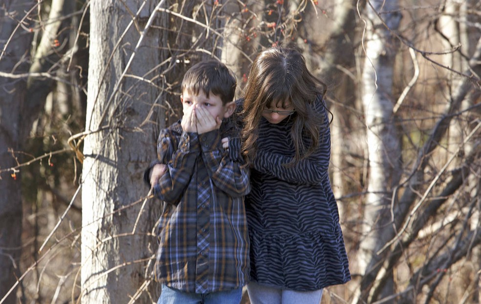 Crianças se amparam após tiroteio na escola Sandy Hook em Newtown, Connecticut (Foto: Michelle McLoughlin/Reuters)