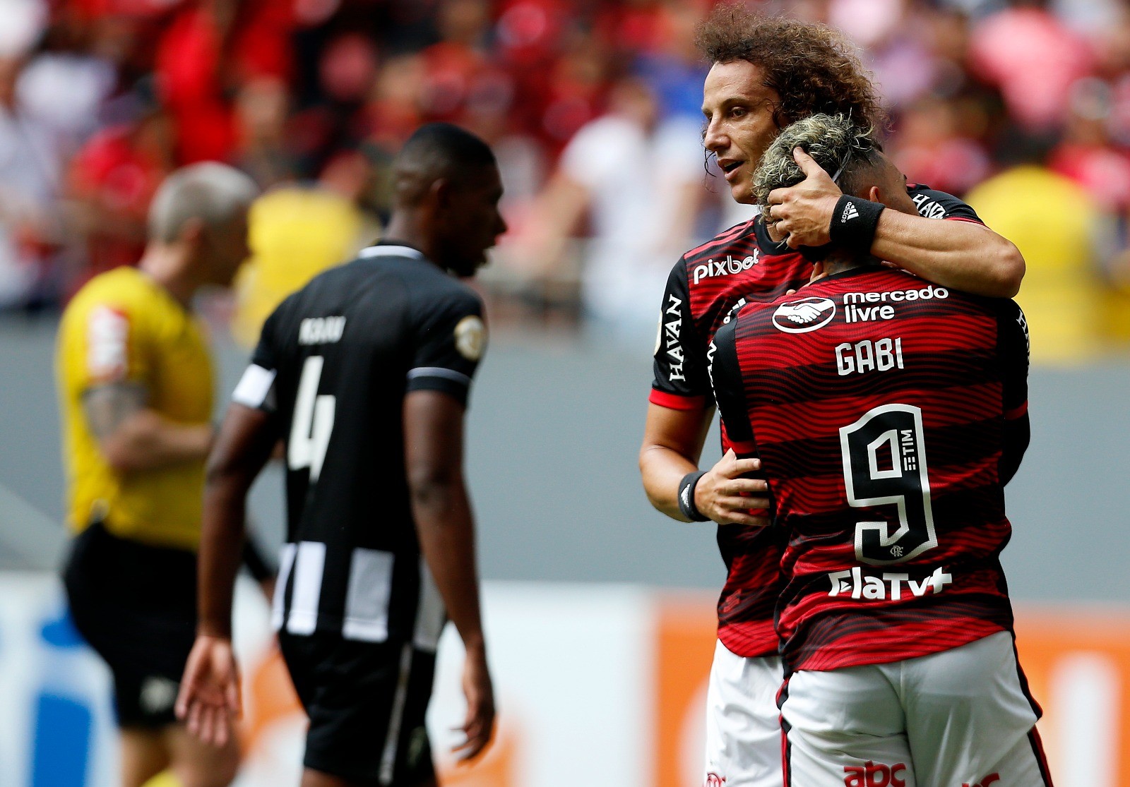 David e Gabigol durante jogo contra o Botafogo, em maio de 2022 — Foto: Cristiano Mariz