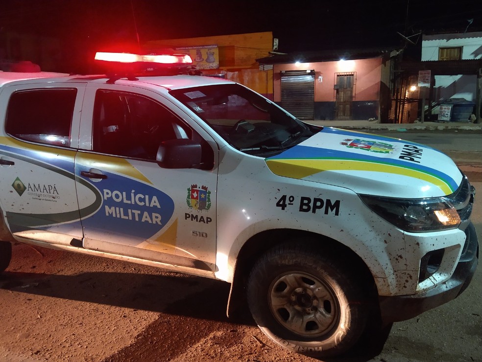Equipe do 4°BPM entrou em confronto com os suspeitos, que fugiram por uma área de mata alagada. — Foto: Polícia Militar/Divulgação