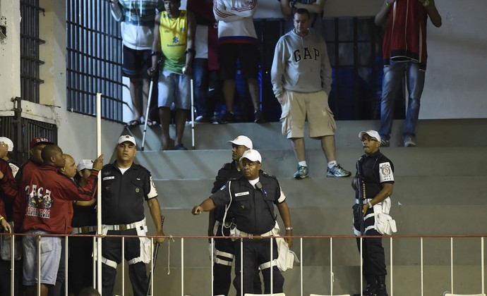 Flamengo x Vasco, basquete, Campeonato Carioca de Basquete, briga entre torcedores (Foto: André Durão)