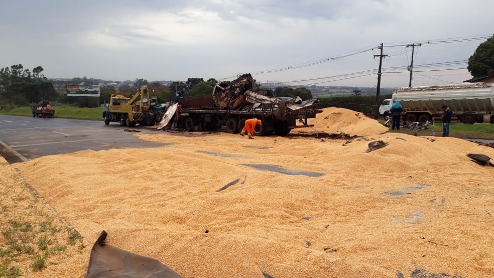 Carga de 27 toneladas de milho ficou espalhado pela pista apÃ³s carreta invadir preferencia de caminhÃ£o de MS. (Foto: Arquivo pessoal/Anderson Negreli)