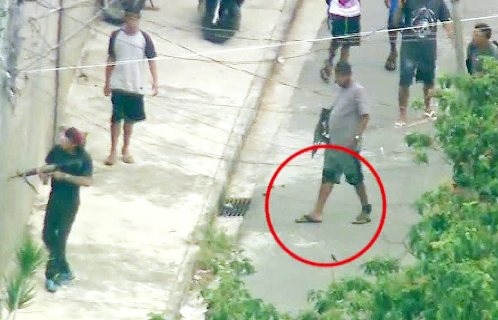 Homem de chinelos parece usar uma tornozeleira eletrônica no Chapadão — Foto: Reprodução/TV Globo