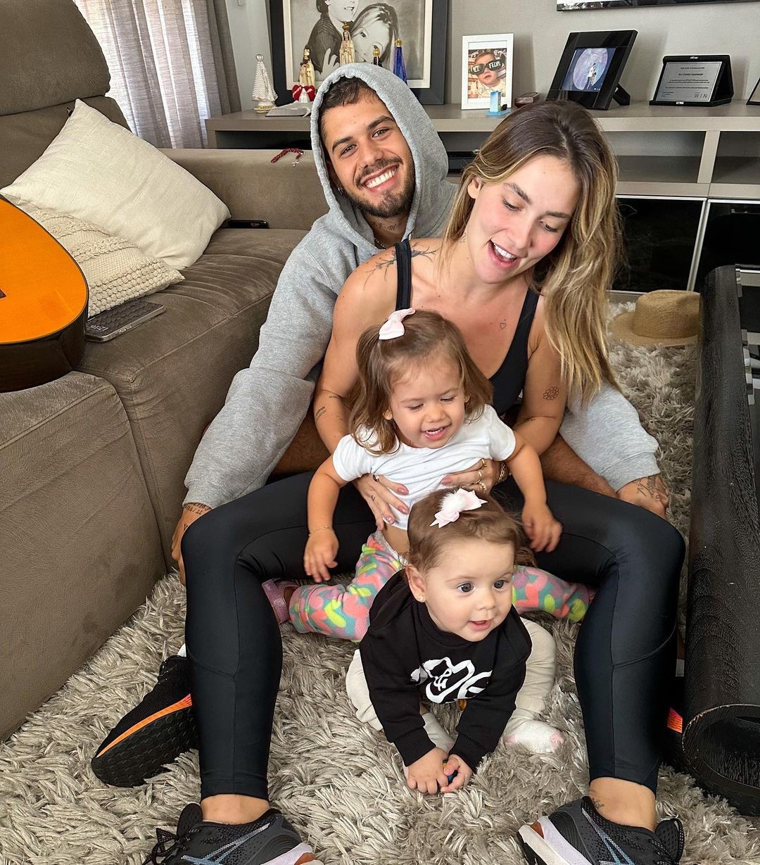 Zé Felipe e Virgínia com as filhas — Foto: Instagram/Reprodução