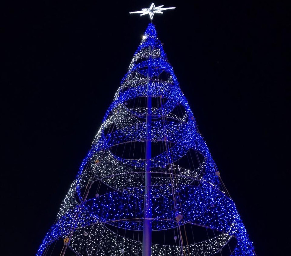 Árvore de Natal do Shopping Tacaruna tem 17 metros de altura — Foto: Shopping Tacaruna/Divulgação