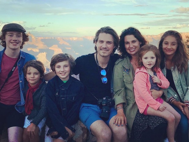 Taylor e Natalie Hanson com os filhos (Foto: Reprodução/Instagram)