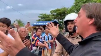 Bolsonaro fala com apoiadores durante passeio por Santa Catarina  — Foto: Reprodução / Twitter