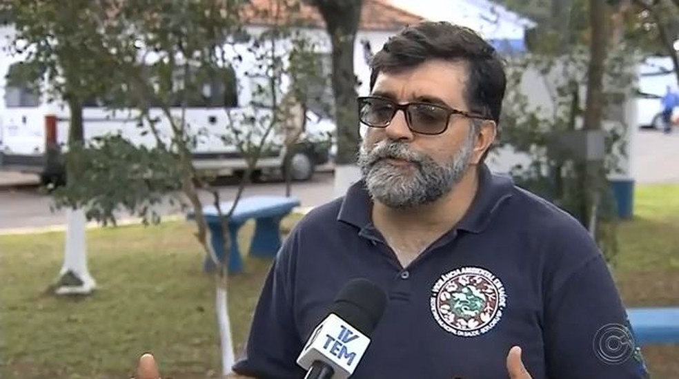 Valdinei Campanucci, supervisor de Serviços de Saúde Ambiental e Animal, diz que todo morcego, até os urbanos, podem transmitir a raiva  — Foto: TV TEM/Reprodução