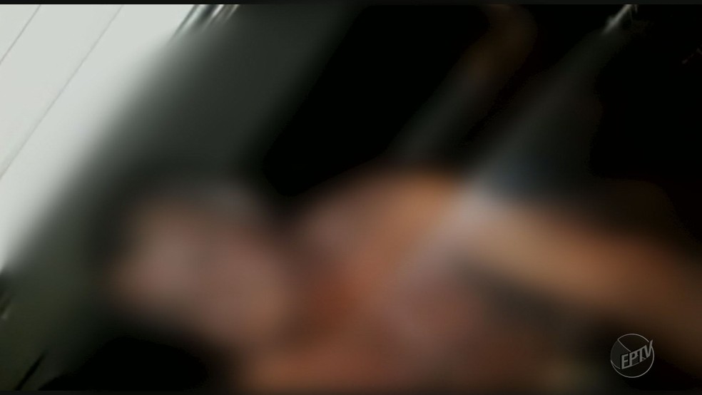 Motorista Ã© flagrado ao dirigir van escolar pelado em Batatais, SP (Foto: ReproduÃ§Ã£o/EPTV)