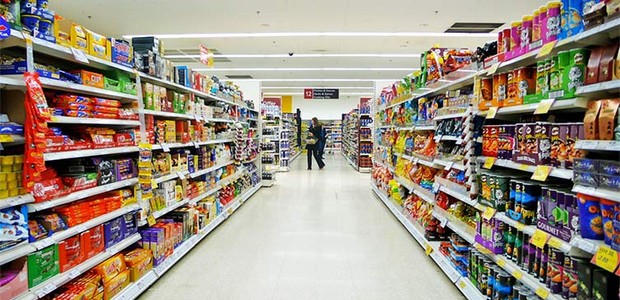 Para chegar na área dos produtos mais básicos como carnes, legumes e verduras, você precisa passar por corredores cheios de tentações (Foto: Flickr/ Reprodução)