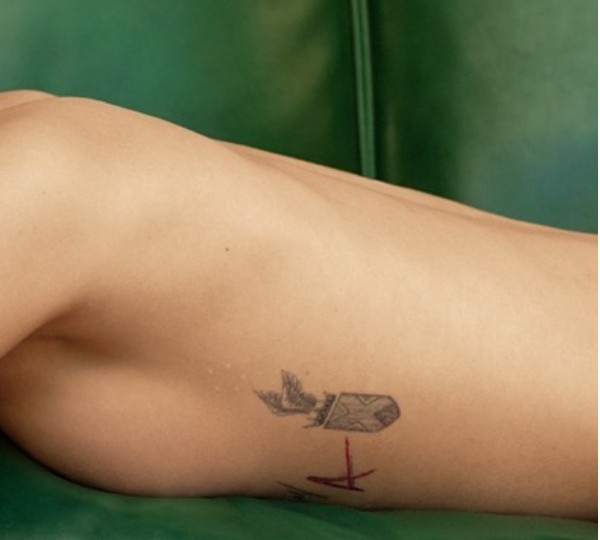 A tatuagem feita no corpo da atriz e modelo Cara Delevingne em homenagem à companheira, a atriz e modelo Ashley Benson (Foto: Instagram)
