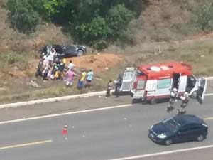 Carro ficou destruído após acidente na Bahia (Foto: Divulgação/Graer)