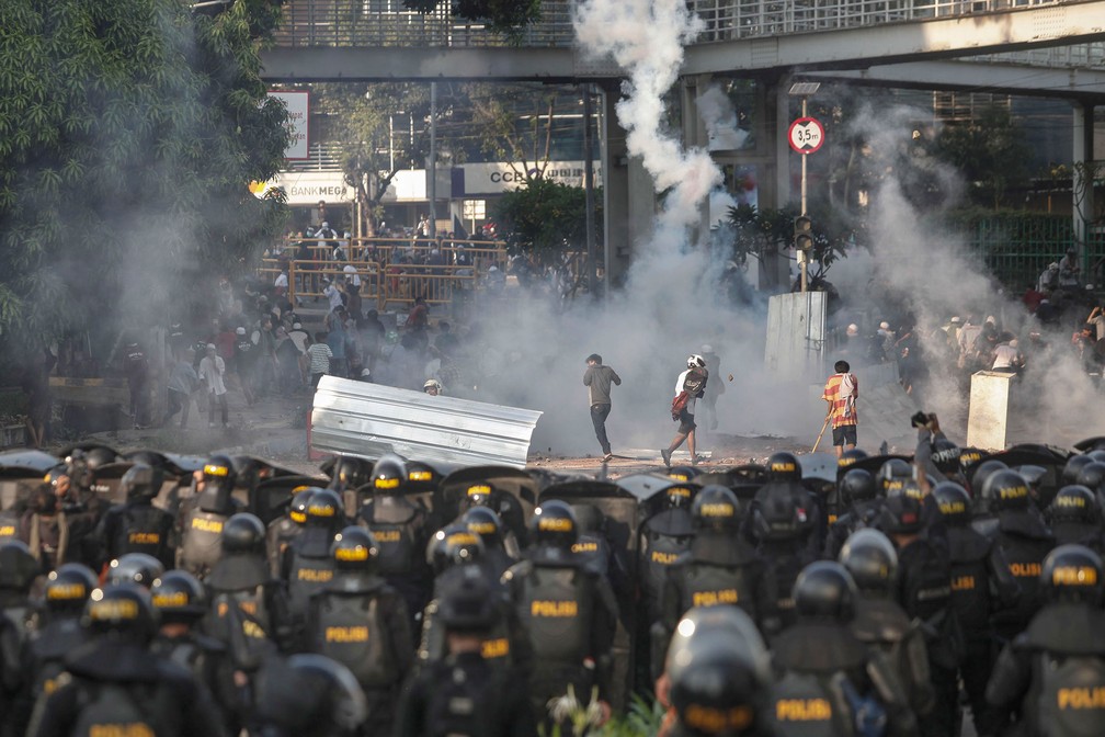 PolÃ­cia lanÃ§a bombas de gÃ¡s lacrimogÃªneo para dispersar apoiadores do ex-general Prabowo Subianto, em Jacarta, nesta quarta-feira (22)  â€” Foto: Associated Press