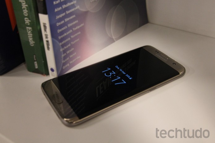 O Galaxy S7 Edge tem resistência à água e pode mergulhar por 30 minutos (Foto: Luana Marfim/TechTudo)