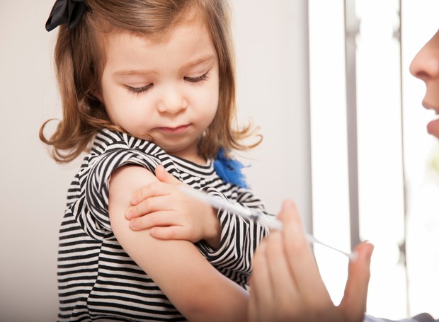 Menina tomando vacina (Foto: Thinkstock)