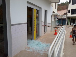 Balcão da agência e dois terminais foram danificados (Foto: José Carlos Lopes Viana / VC no G1)