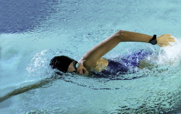 Garmin Swim euatleta nadando (Foto: Divulgação)