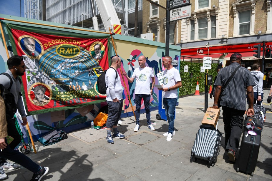 Representantes do sindicato de trabalhadores do serviço de trens fazem piquete do lado de fora de estação ferroviária em Londres