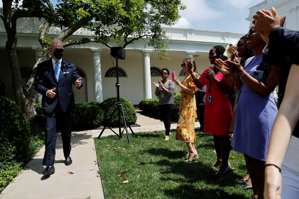 Presidente dos EUA, Joe Biden, é recebido por funcionários e pela imprensa no jardim da Casa Branca após sair de isolamento por causa da Covid-19 — Foto:  REUTERS/Jonathan Ernst