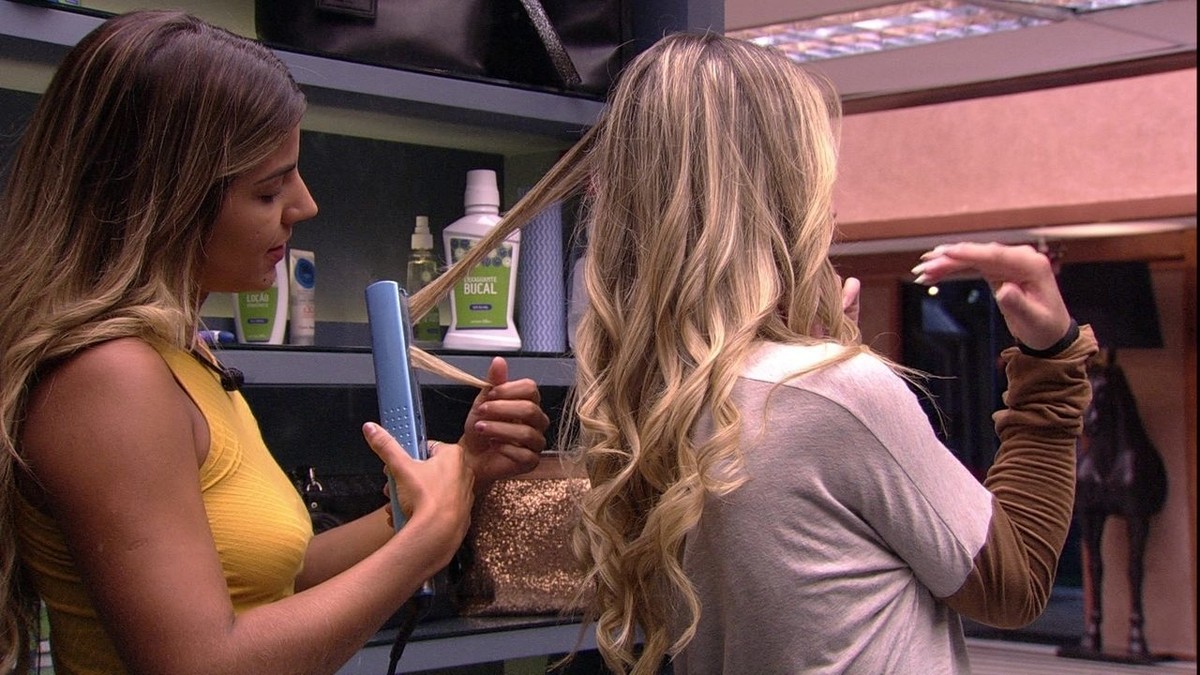 Hariany arruma o cabelo de Paula em noite de Eliminação ...