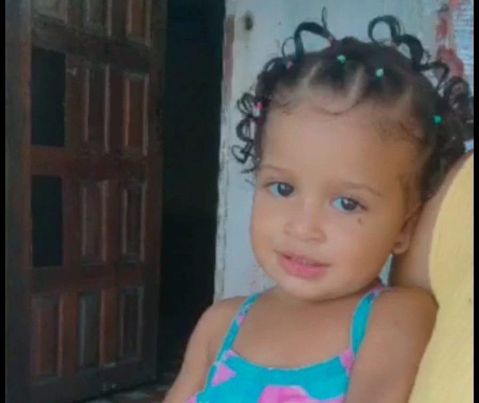 Criança morreu afogada pela mãe em Feira de Santana, na Bahia — Foto: Redes sociais