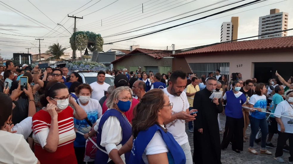 Fi&eacute;is celebram Nossa Senhora Aparecida com prociss&atilde;o em Natal &mdash; Foto: S&eacute;rgio Henrique Santos/Inter TV Cabugi