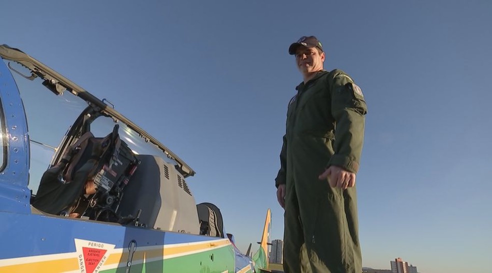 O piloto Nilson Gasparelo da esquadrilha da fumaça se apaixonou pela área após assistir apresentação da Força Aérea (Foto: Reprodução/TV TEM)