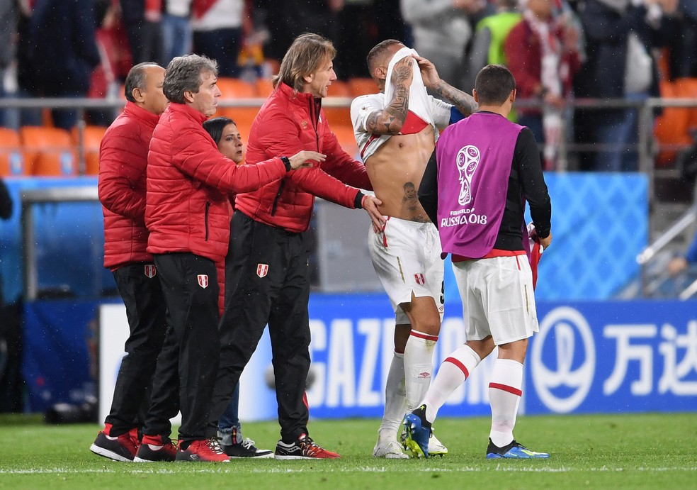 Guerrero sai de campo chorando e Ã© consolado pelo tÃ©cnico Ricardo Gareca (Foto: Laurence Griffiths/Getty Images)