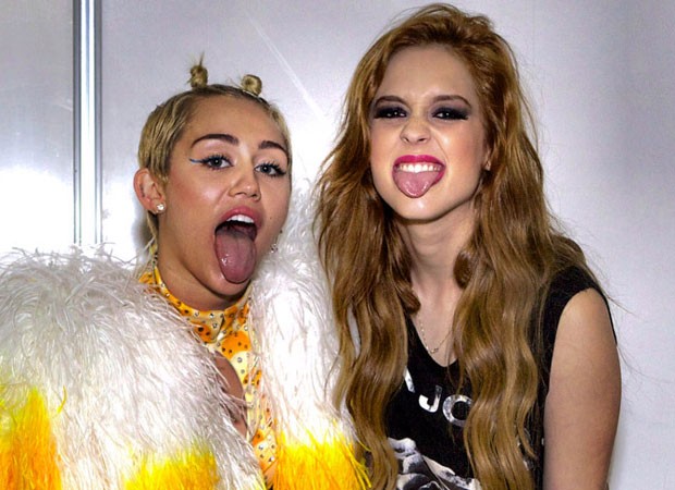 Miley Cyrus e Sophia Abrahão (Foto: Foto Rio News)