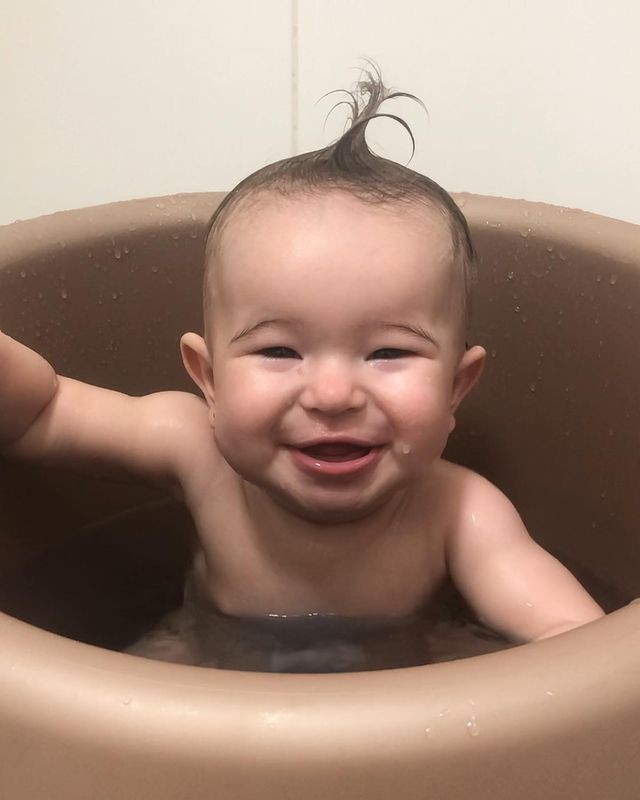 Lara se diverte no banho antes de ida ao pediatra (Foto: Reprodução/Instagram)