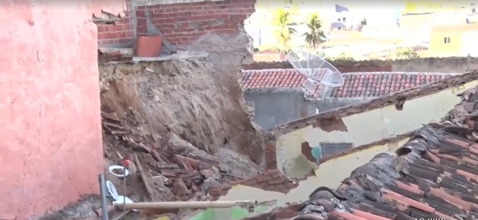 Parte de casa desaba sobre telhado de outra no Centro de Picos, no Piauí — Foto: TV Clube