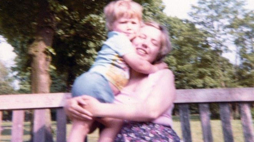 Iain e sua mãe, Irene, em uma rara foto tirada em um parque da Inglaterra — Foto: Arquivo pessoal via BBC