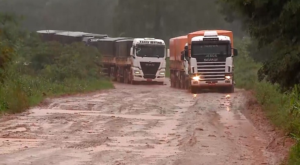 Caminhoneiros reclamam da situação da PI-392.  — Foto: Reprodução/TV Clube