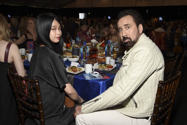 Nicolas Cage e Riko Shibata no jantar do Film Independent Spirit Awards 2020, em fevereiro de 2020 (Foto: Getty Images)