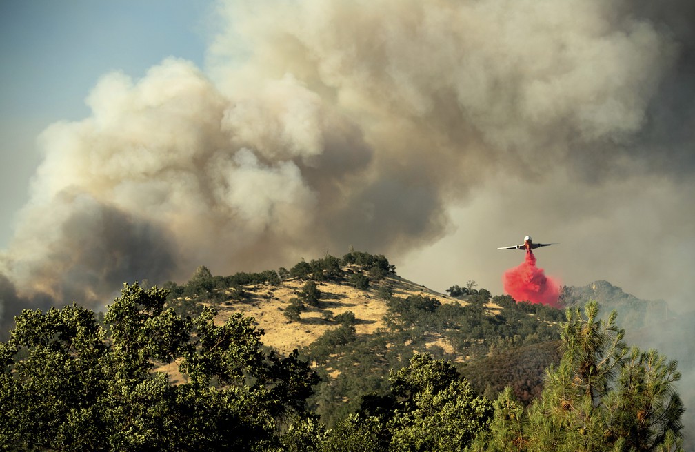 AviÃ£o tenta conter chamas em incÃªndio no norte da CalifÃ³rnia (Foto: Noah Berger/AP)