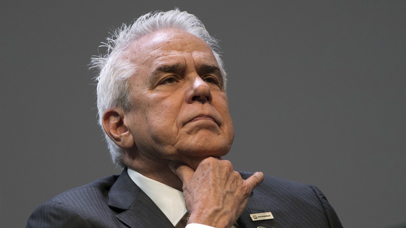 Em grupo de conversa, ex-presidente da Petrobras diz que devolveu à empresa celular com mensagens que incriminariam Bolsonaro