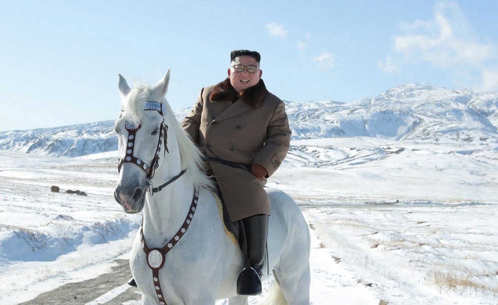 Líder da Coreia do Norte aparece montado em um cavalo branco em imagens divulgadas pelo governo no dia 16 de outubro de 2019 — Foto: Divulgação