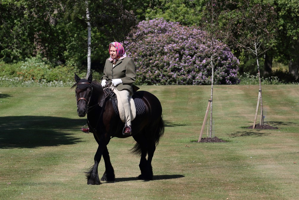 Rainha Elizabeth II cavalga no pônei Balmoral Fern no Reino Unido, em foto divulgada neste domingo (31) — Foto: Steve Parsons/Pool via Reuters