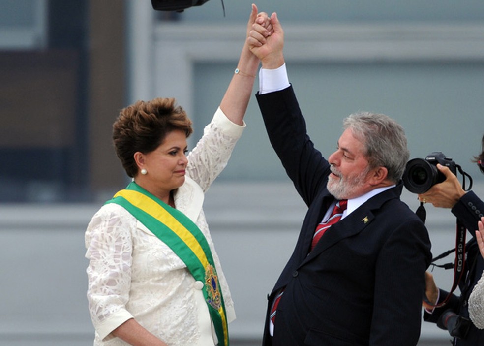 A presidenta Dilma Rousseff recebe a faixa presidencial de Lula, no parlatório do Palácio do Planalto  — Foto: Fabio Rodrigues Pozzebom/Abr