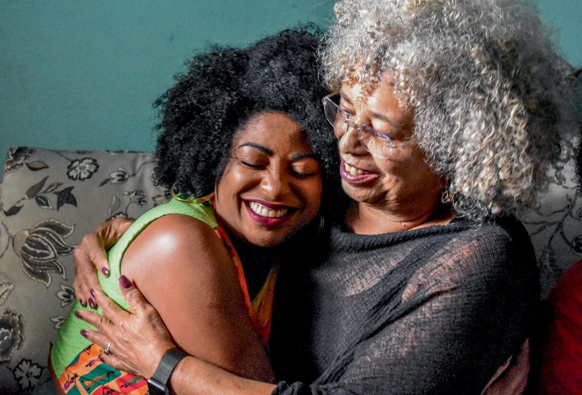 Angela Davis e Preta Ferreira: a ativista norte-americana visitou a brasileira em outubro de 2019 (Foto: Pamela Machado)