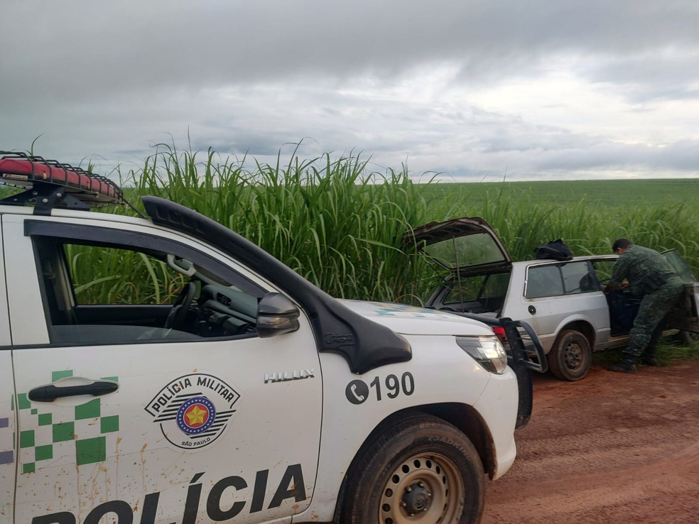 Homens abandonaram carro e fugiram a pé em meio a canavial em Lucélia (SP) — Foto: Polícia Militar Ambiental