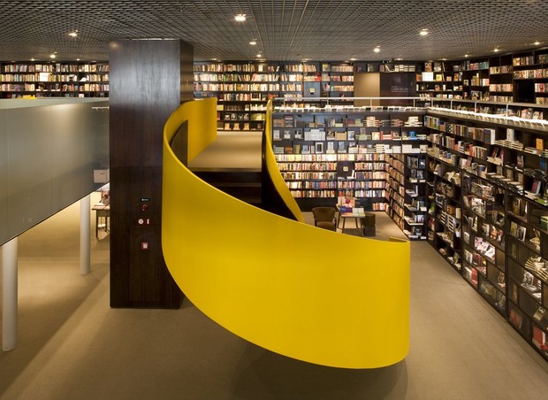 A exposição de Isay destaca os detalhes de seus projetos, como a escadaria pintada de amarelo da Livraria da Vila (Foto: Reprodução)