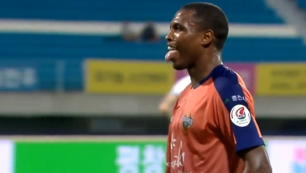 Diego Maurício comemora gol pelo Gangwon (Foto: Reprodução Youtube)