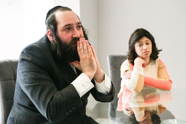 Os pais, Chaya e Abraham Fixsler, enfrentaram uma batalha judicial para manter a filha viva (Foto: Reprodução/Mirror)