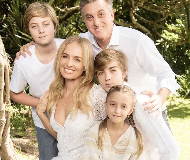 Luciano Huck posa com Angélica e seus três filhos: Joaquim, Benício e Eva (Foto: Reprodução/Instagram)