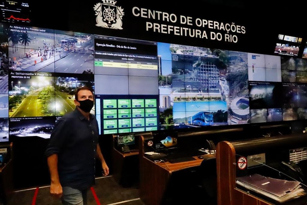 Eduardo Paes passou a virada no Centro de Operações Rio — Foto: Divulgação