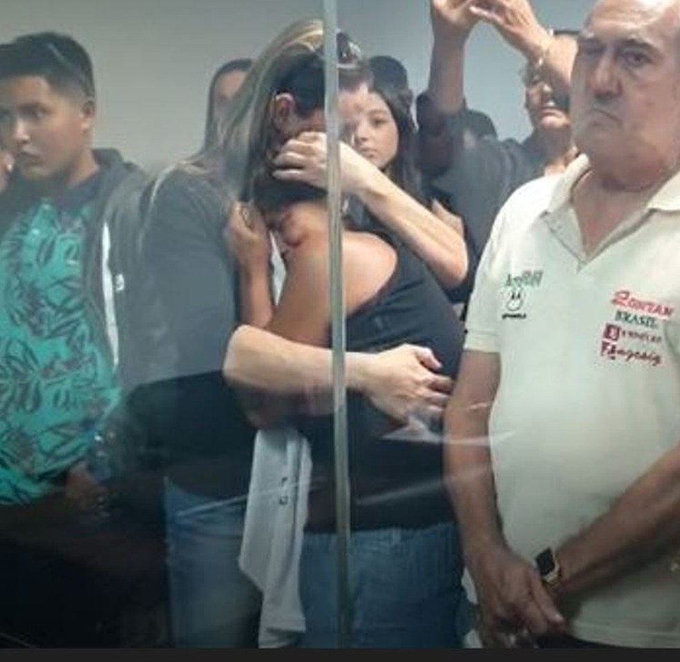 Neide Frota, mãe de Rafael, caiu no choro ao ouvir sobre a absolvição de policial federal — Foto: Reprodução