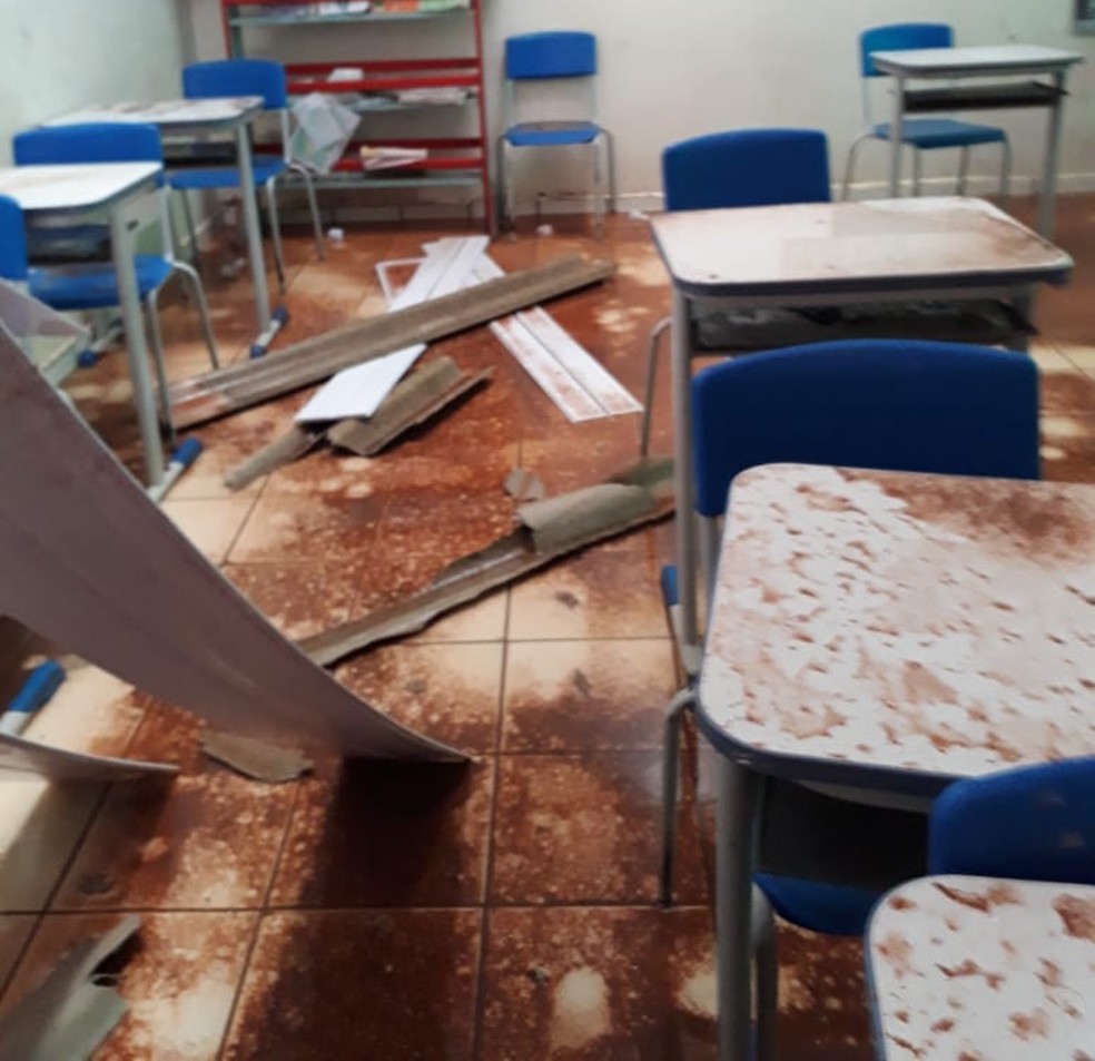 Alunos foram retirados de dentro das salas e levados para um pátio — Foto: Arquivo pessoal